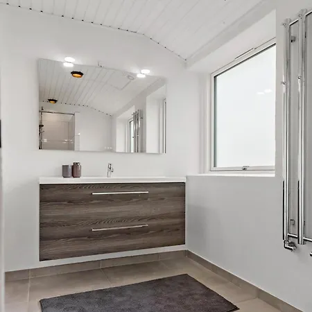 2 Bedroom Stunning In *